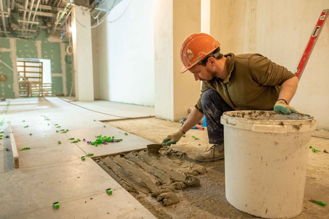 Bodenplatten werden auf einer Baustelle verlegt